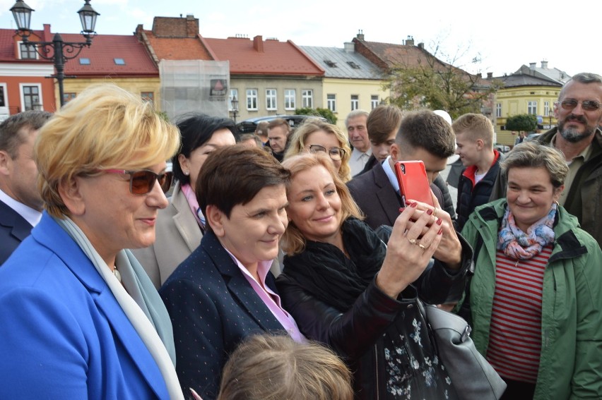 Wybory parlamentarne 2019. Brzesko. Beata Szydło przyjechała PiS-busem, aby poprzeć kandydatów z okręgu 15 [ZDJĘCIA]