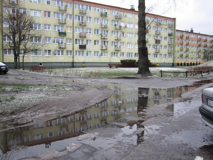 Opady powodują utrudnienia w ruchu drogowym na ulicach...