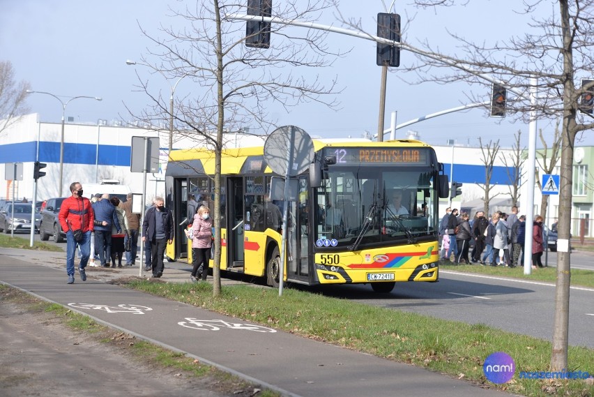 Tłumy na Pchlim Targu we Włocławku - 11 kwietnia 2021