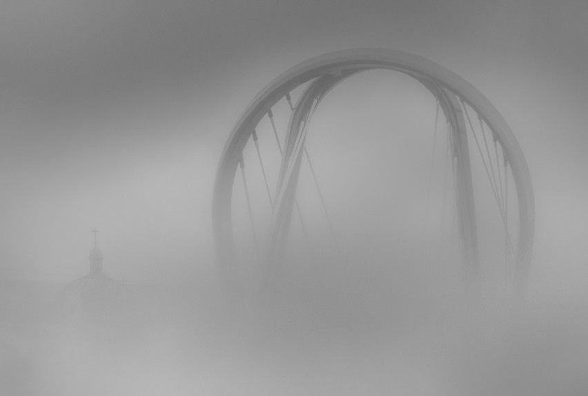 Most Uniwersytecki zanurzony we mgle. - To chyba dobra...