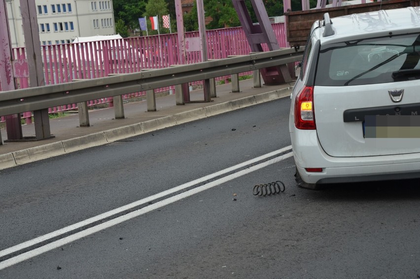 Zderzenie na różowym moście w Głogowie. Dacia logan poważne...