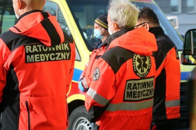 Pacjent pobił ratowników medycznych i zdemolował ambulans. Sprawą zajęła się policja