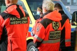 Atak na ratowników medycznych w Warszawie. Agresywny pacjent pobił pracowników pogotowia, zdemolował też karetkę. Straty na 20 tys. zł