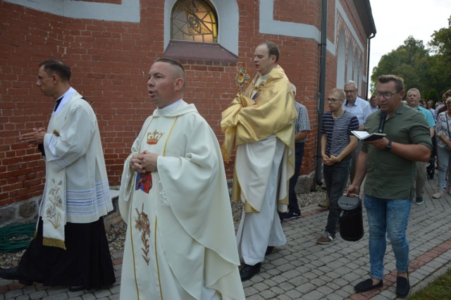 W sobotę 26 sierpnia parafianie parafii Matki Boskiej Częstochowskiej w Leśnicach spotkali się na Mszy św. odpustowej. Drugim powodem było dziękczynienie za trzydziestolecie parafii.