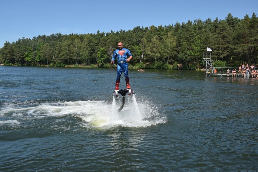 Niesamowity pokaz flyboardu nad miasteckim jeziorem Lednik (WIDEO, FOTO)