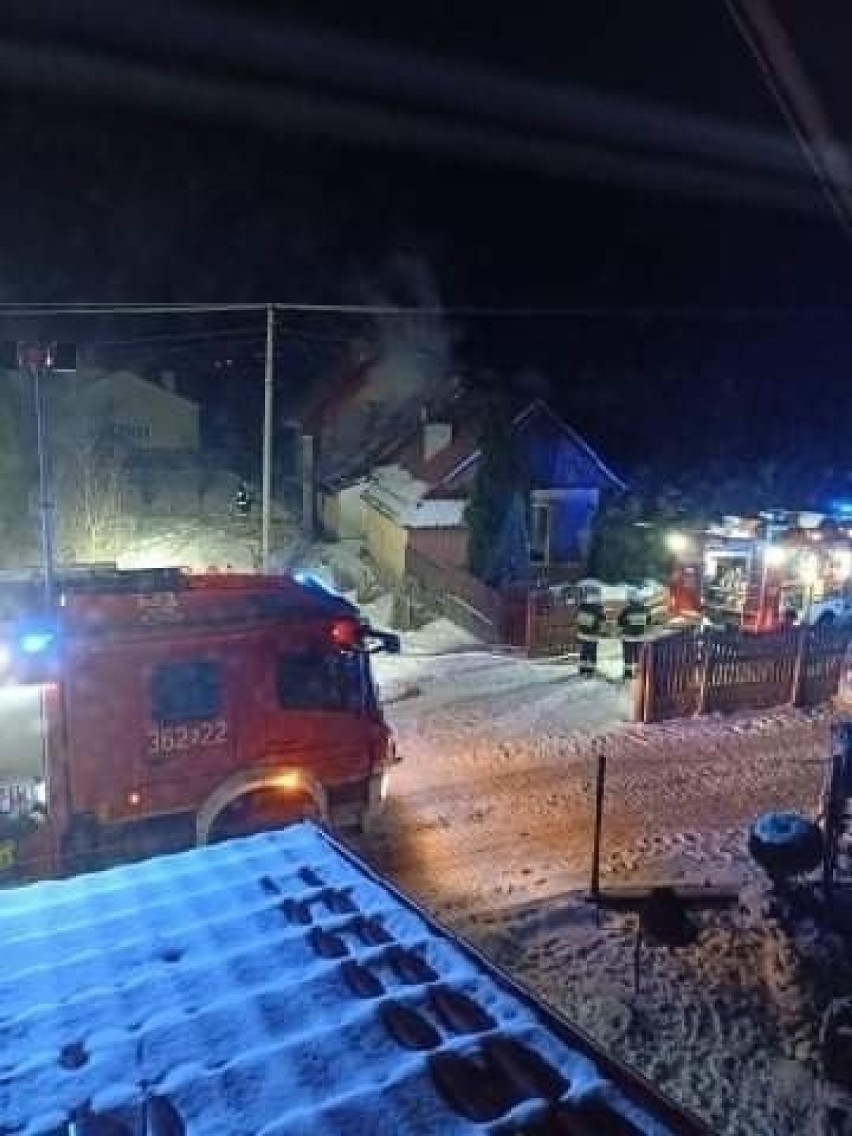 Pożar wybuchł w drewnianym domu w Zaczarniu. Strażacy...