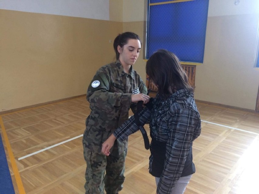 Uczniowie mundurówki przekazali cenną wiedzę swoim młodszym kolegom ze Szkoły Podstawowej w Kąkolewie. Brawa za postawę!