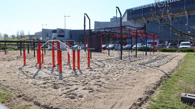 Na takim torze z przeszkodami, jaki powstał w Bydgoszczy przy parku Centralnym, można się przygotować do biegu OCR (obstacle course racing) - czyli na przykład Terenowej Masakry.