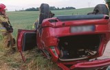 Dachowanie samochodu w Krzykosach (gmina Gardeja). 19-letni kierujący nie dostosował prędkości do warunków na drodze [ZDJĘCIA]