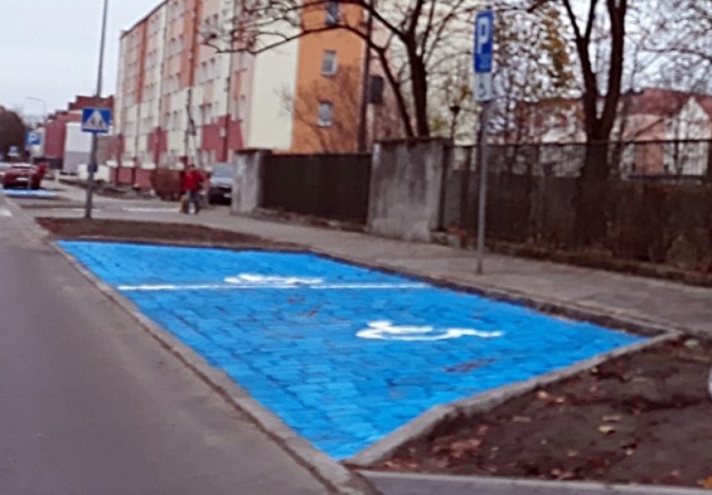 Miejsca parkingowe dla osób niepełnosprawnych są wymalowane na niebiesko