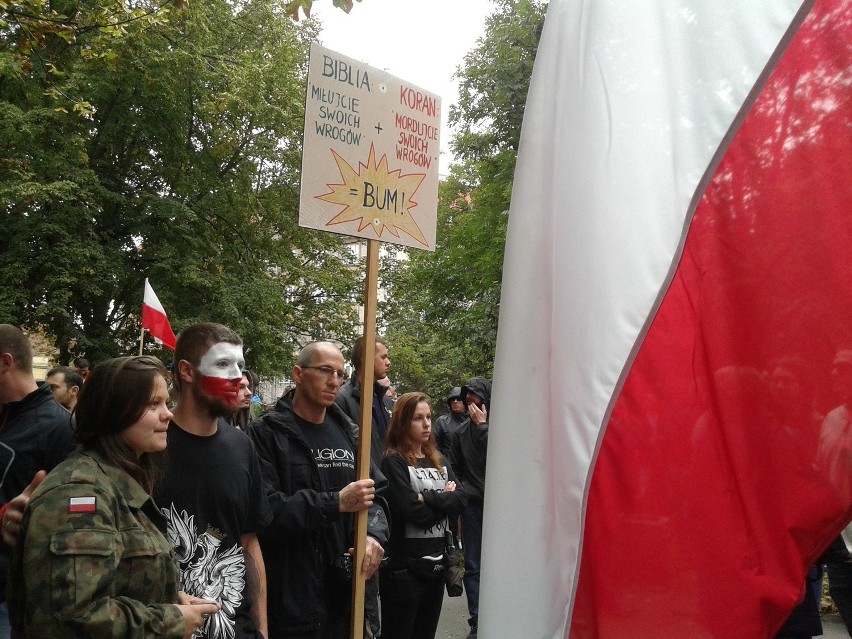 Marsz antyimigracyjny KNP w Gdańsku. Nie obyło się bez agresji [WIDEO, ZDJĘCIA]