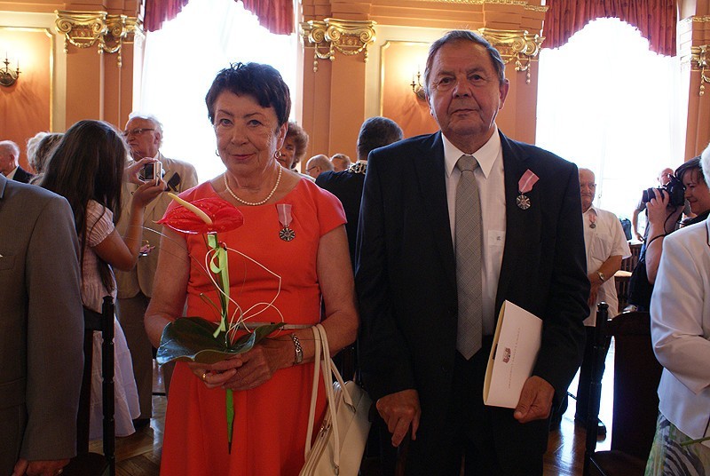 Złote gody w kaliskim ratuszu. 32 pary otrzymały medale za pół wieku małżeństwa. ZDJĘCIA
