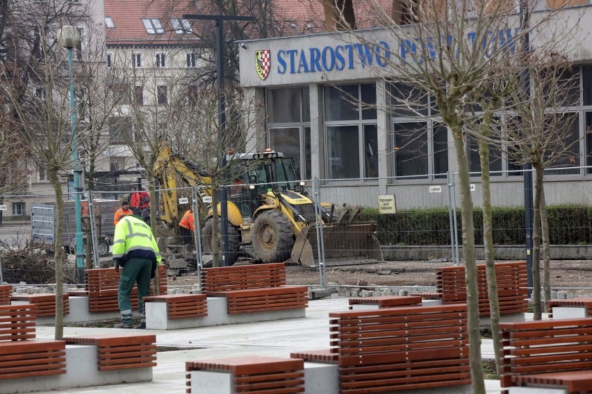 Legnica: Ruszyła rewitalizacja części Placu Słowiańskiego przy Starostwie Powiatowym