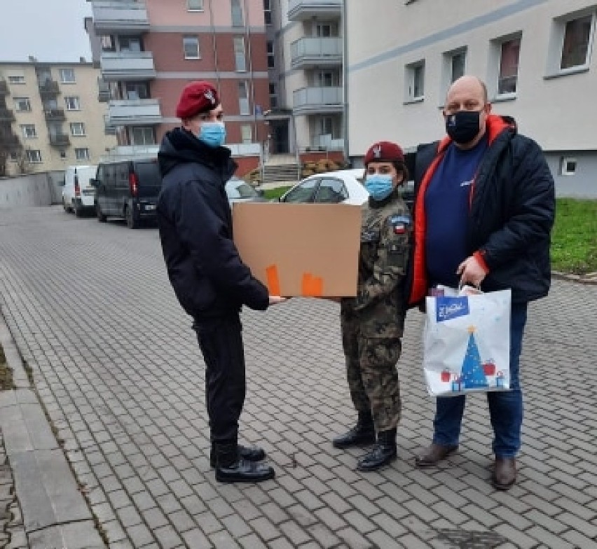 Malbork. Do seniorów trafiły paczki w ramach akcji "Kombat-Pak" oraz pakiety od "Głosu Seniora"