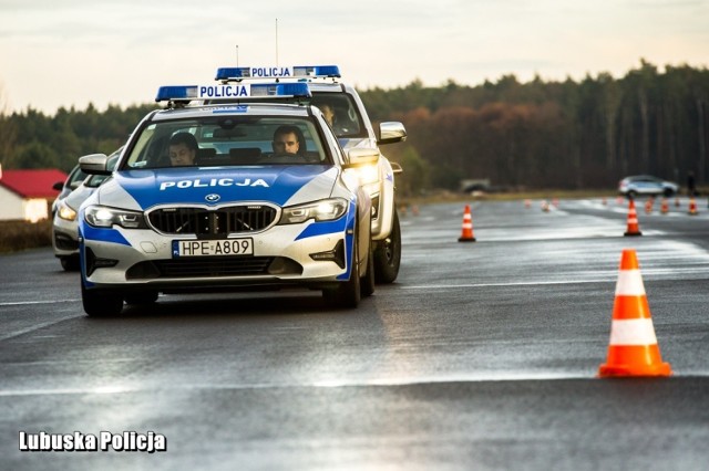 Od kilku miesięcy w woj. lubuskim działa specjalna grupa SPEED. Efekt? Już ponad 3 tys. kierowców ukaranych kierowców.



Grupa SPEED powstała, by wychwytywać najbardziej agresywne zachowania na drodze. Specjaliści ruchu drogowego wspomagają swoich kolegów we wszystkich jednostkach województwa. Są kierowani w miejsca najbardziej niebezpieczne, gdzie dochodzi do łamania przepisów prawa. 

- Policjanci mają do dyspozycji nowoczesne radiowozy, dzięki którym mogą zatrzymać najbardziej nieodpowiedzialnych kierowców - informuje podkom. Grzegorz Jaroszewicz z zespołu prasowego Komendy Wojewódzkiej Policji w Gorzowie Wlkp. Aby skutecznie i bezpiecznie reagować na drogowe piractwo, policjanci szkolą swoje umiejętności. Od kilku miesięcy w woj. lubuskim działa specjalna grupa SPEED. Efekt? Już ponad 3 tys. kierowców ukaranych kierowców.

Grupa SPEED powstała, by wychwytywać najbardziej agresywne zachowania na drodze. Specjaliści ruchu drogowego wspomagają swoich kolegów we wszystkich jednostkach województwa. Są kierowani w miejsca najbardziej niebezpieczne, gdzie dochodzi do łamania przepisów prawa. 

- Policjanci mają do dyspozycji nowoczesne radiowozy, dzięki którym mogą zatrzymać najbardziej nieodpowiedzialnych kierowców - informuje podkom. Grzegorz Jaroszewicz z zespołu prasowego Komendy Wojewódzkiej Policji w Gorzowie Wlkp. Aby skutecznie i bezpiecznie reagować na drogowe piractwo, policjanci szkolą swoje umiejętności. Zobacz, jak to robią. Przejdź do galerii >>