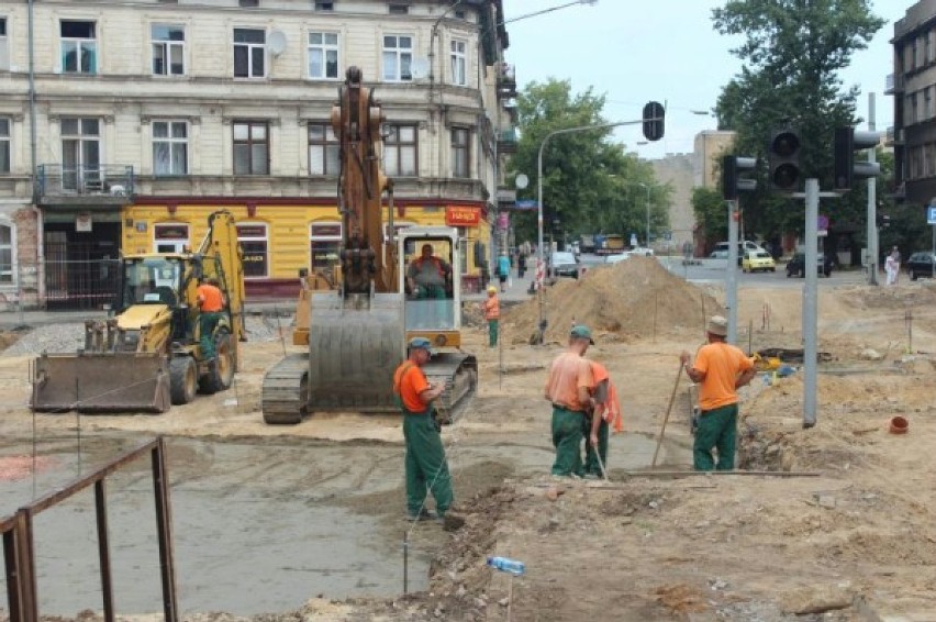 Na ul. Kopernika dobiega końca rozbiórka starej nawierzchni i torowiska.