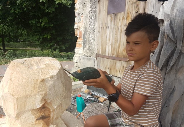 Gabryś Szołdra z Ustronia ma dziewięć lat, jest już doświadczonym rzeźbiarzem
