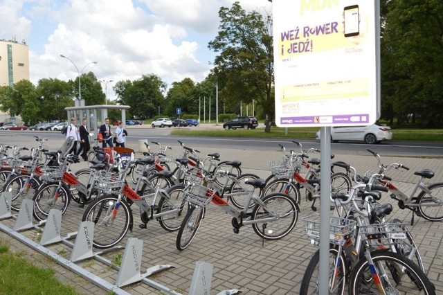 Stacja miejskich rowerów na Placu Piłsudskiego przy Miejskim Domu Kultury
