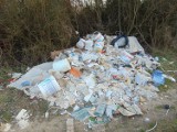Dzikie wysypisko śmieci na najważniejszym szlaku kulturowym Europy w Siemoni. Ktoś bezmyślnie wyrzucił odpady po remoncie. Co dalej? 