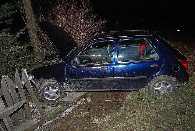 Do wypadku doszło 2 kwietnia, około godz. 16.50. Ze wstępnych ustaleń wynika, że kierująca fordem fiestą jechała od Nowego Żmigrodu w kierunku Krempnej. W Kątach na łuku jezdni straciła panowanie nad pojazdem i wypadła z drogi. Następnie staranowała ogrodzenie prywatnej posesji, wjechała na jej teren i czołowo uderzyła w rosnące tam drzewo.  

Wypadek w Przemyślu. Kobieta dachowała audi