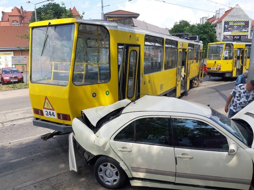 Kolizja w Szczecinie. Wykoleił się tramwaj. Uszkodzone trzy auta. ZDJĘCIA