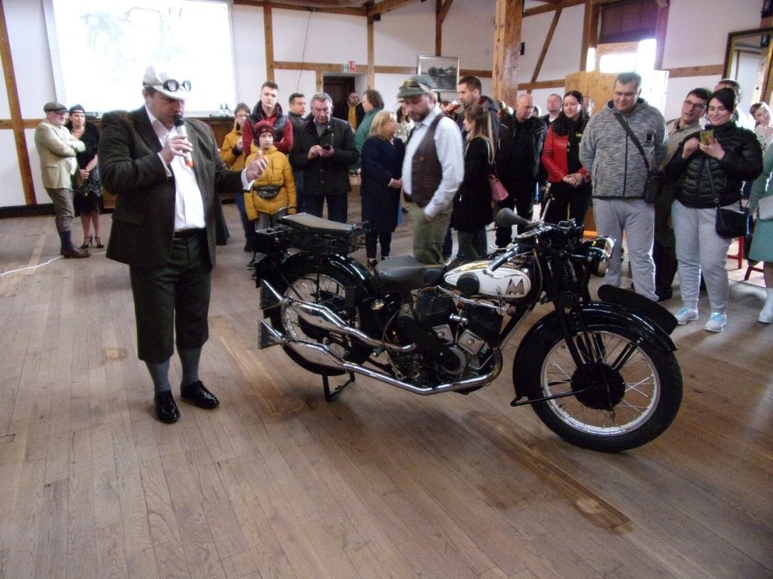 Grupa Rekonstrukcji Historycznej Policji Państwowej z Radomia wzięła udział w „Motocyklowej Niedzieli w stylu retro”. Zachwyciła pibliczność