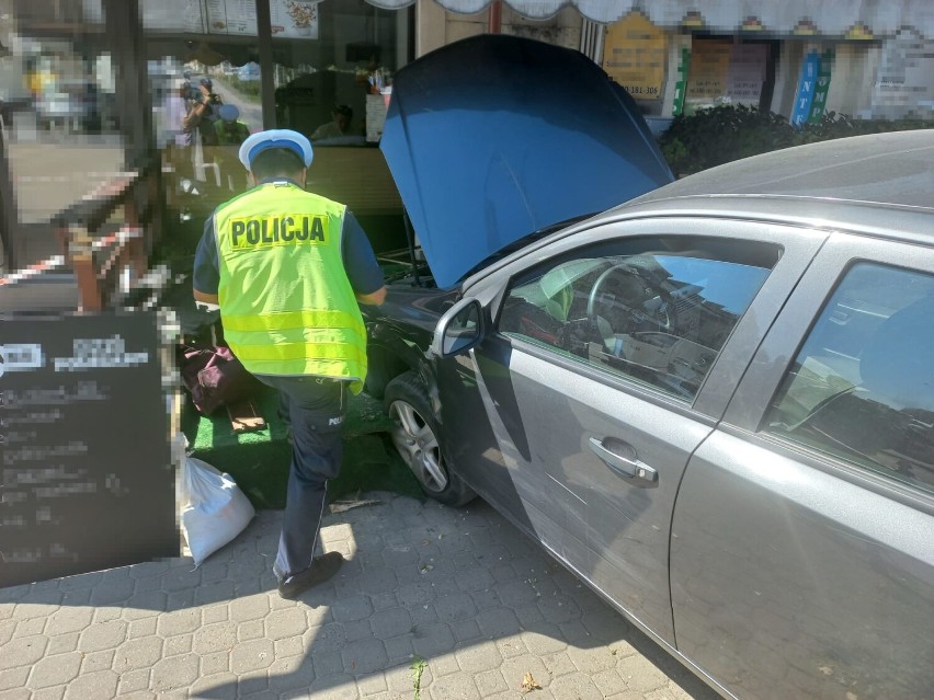 Samochód staranował pieszą na chodniku w centrum Pińczowa. Kobieta nie żyje