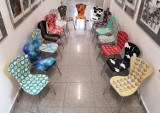  „Krzesła dla WOŚP” w Bielsku-Białej już po raz piąty. To małe dzieła sztuki. Robią wrażenie. Zobaczcie!