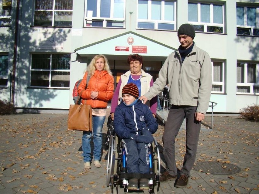 Niepełnosprawny Miłosz z Chełmka jeździ na wózku inwalidzkim, ale wierzy, że kiedyś stanie na nogach