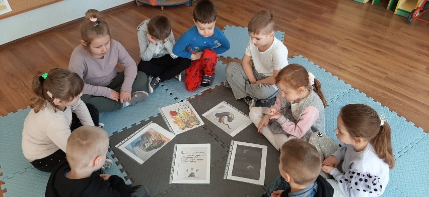 Uczniowie szkoły podstawowej nr 6 w Kraśniku czytają przedszkolakom