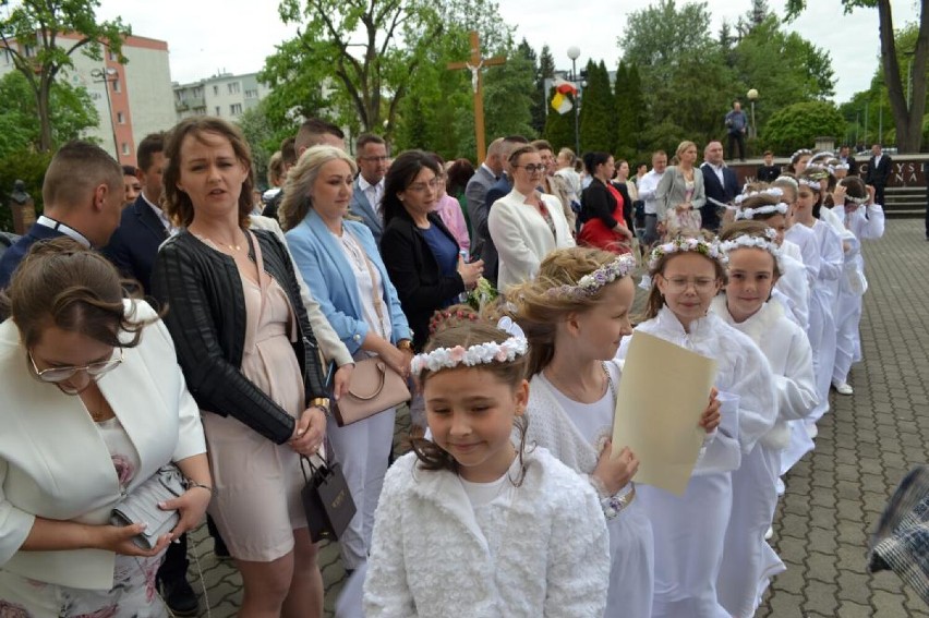 Piła. Pierwsza Komunia Święta w parafii pw. Świętej Rodziny w Pile. Jezusa do swoich serc przyjęli uczniowie SP nr 1