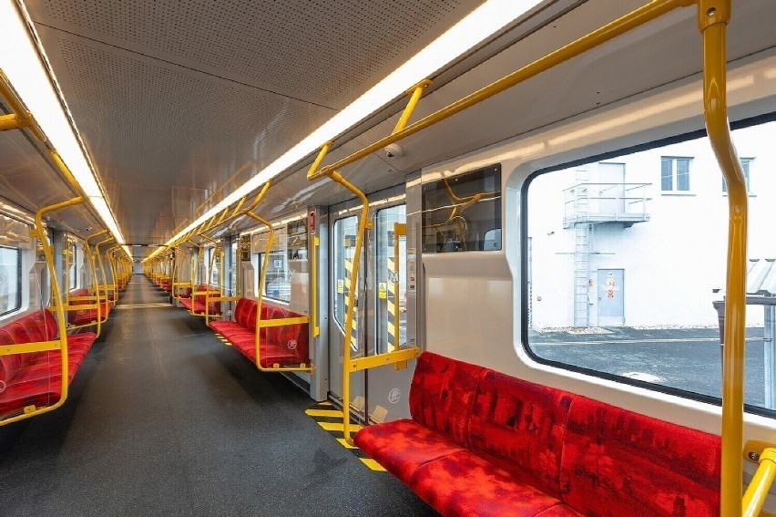Nowe pociągi metra w Warszawie. Skoda Varsovia testowana nocą na M1. Wkrótce przejazd z pasażerami