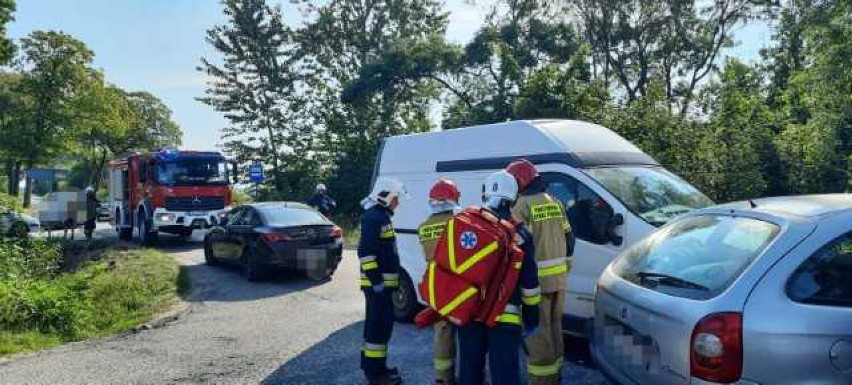 Gmina Darłowo: Zderzenie busa z osobówką, 5 osób trafiło do szpitala 