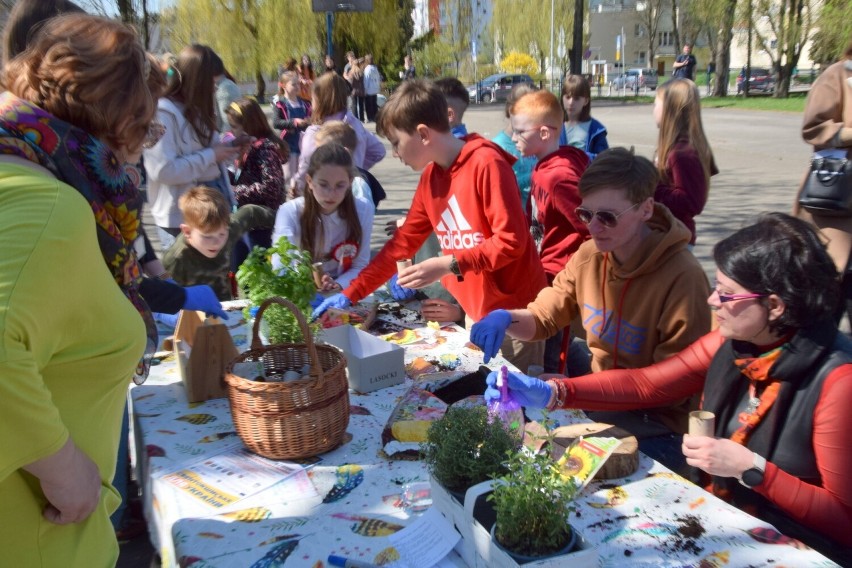 Ekopiknik z okazji Dnia Ziemi przy Szkole Podstawowej numer 28 w Kielcach. Mnóstwo ekologicznych atrakcji i wiele uczestników