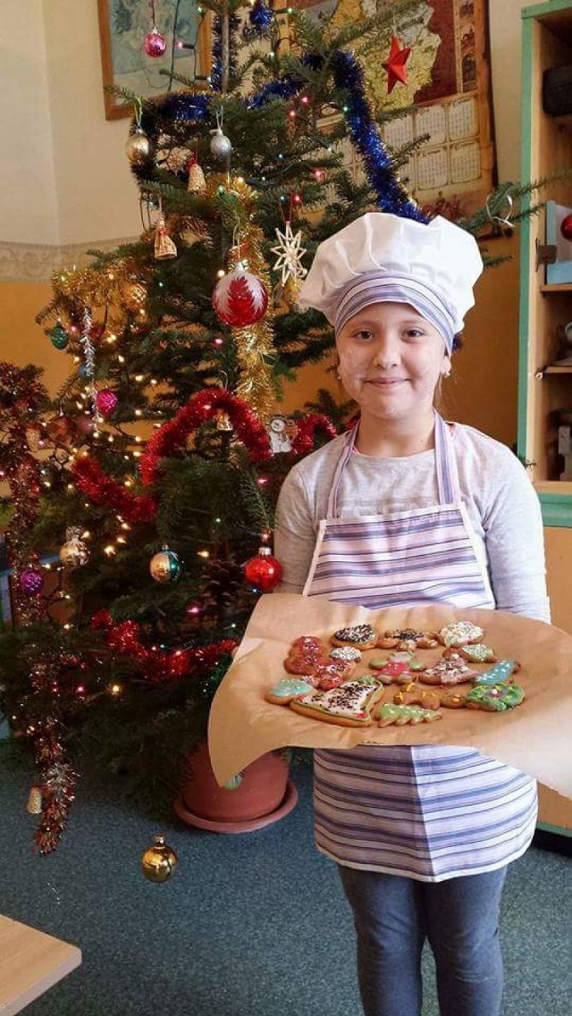 W sieniawskiej szkole bogaty w wydarzenia był ostatni miesiąc roku. Dzieci samodzielnie upiekły i ozdobiły świąteczne pierniczki. Słodkości, które pokazuje Amelia wyglądają pysznie.
