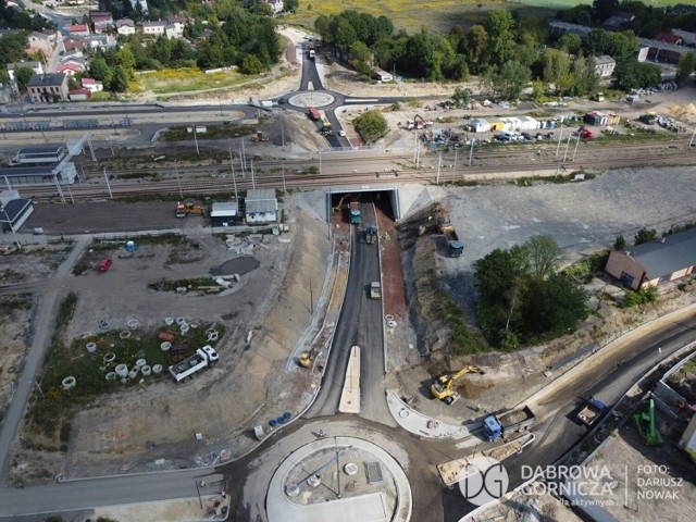 W centrum Dąbrowy Górniczej powstaje tunel pod linią kolejową oraz całkiem nowy układ drogowy z centrum przesiadkowym 

Zobacz kolejne zdjęcia/plansze. Przesuwaj zdjęcia w prawo naciśnij strzałkę lub przycisk NASTĘPNE