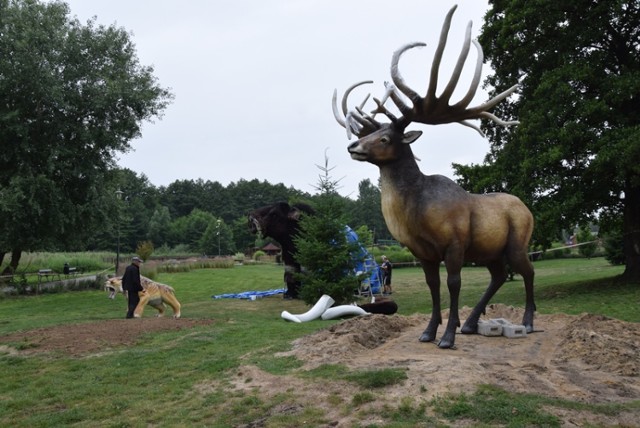 Epoka Lodowcowa w parku Wrocławskim. Trwa montaż nowych figur