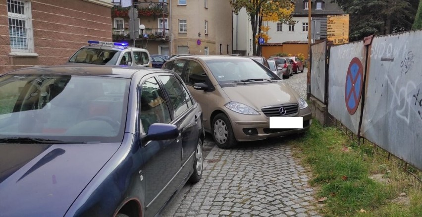 Mistrzowie parkowania w Jeleniej Górze. Kolejni kierowcy bez wyobraźni z mandatami [ZDJĘCIA]