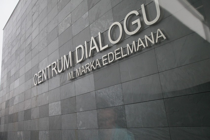Centrum Dialogu im. Marka Edelmana mieści się w budynku...