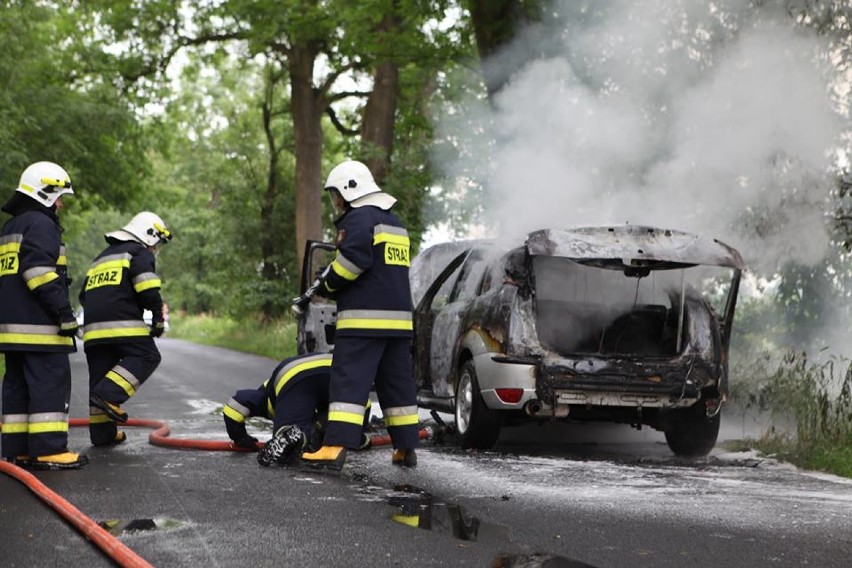 Pożar auta na drodze Starkówiec-Kobylin