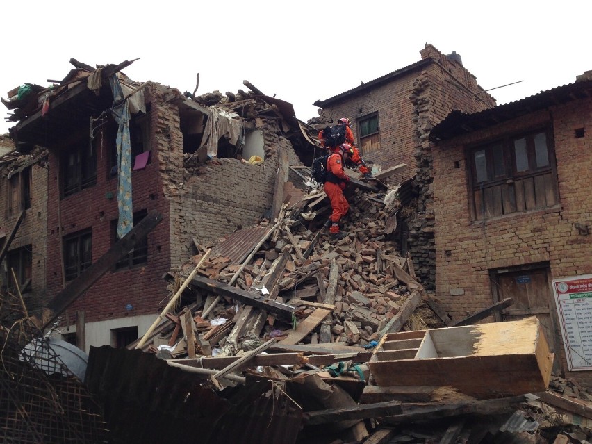 Zawalony budynek w Nepalu