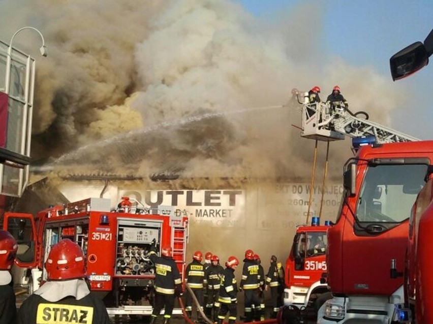 Częstochowa: Pożar hali targowej przy Galerii Jurajskiej [NOWE ZDJĘCIA + FOTKI INTERNAUTÓW]