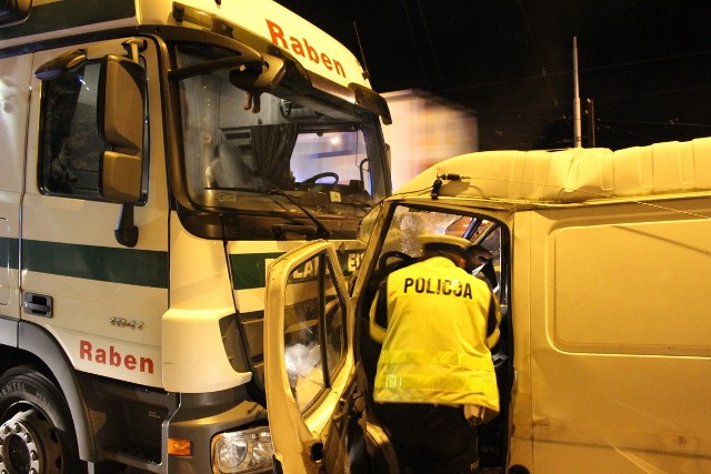W czołowym zderzeniu busa i tira na Zgierskiej w Łodzi ranny został kierowca furgonetki