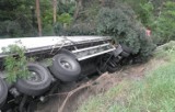 Wypadek koło Szczecinka. Ciężarówka w rowie