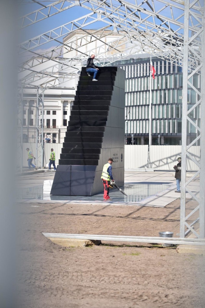 Pomnik smoleński odsłonięty. Jest... pusty w środku. Miasto...