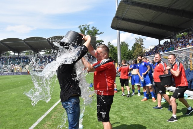 Miedź Legnica awans, feta na stadionie.