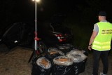 Policja zatrzymała pojazd z nielegalnym tytoniem. 100 kilogramów krajanki w bagażniku! [ZDJĘCIA]