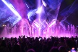 Tłumy na pierwszym pokazie kolorowych fontann w Warszawie. Było przepięknie!