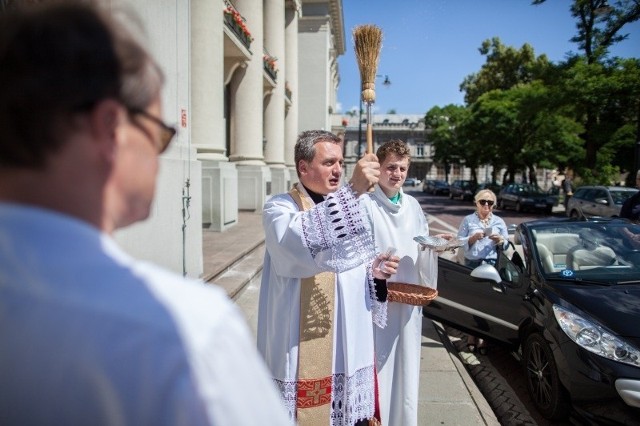 Święcenie samochodów przed katedrą w Łodzi