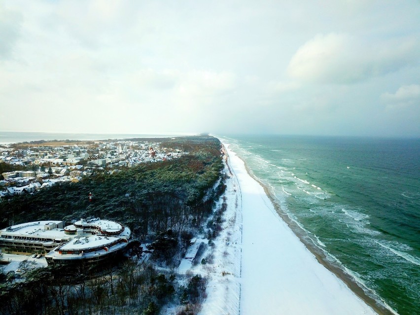 Foto Powiat Pucki: zima 2021 w Jastarni. Śnieg, słońce i niesamowity klimat na Półwyspie Helskim. Bajkowa zima z drona | ZDJĘCIA